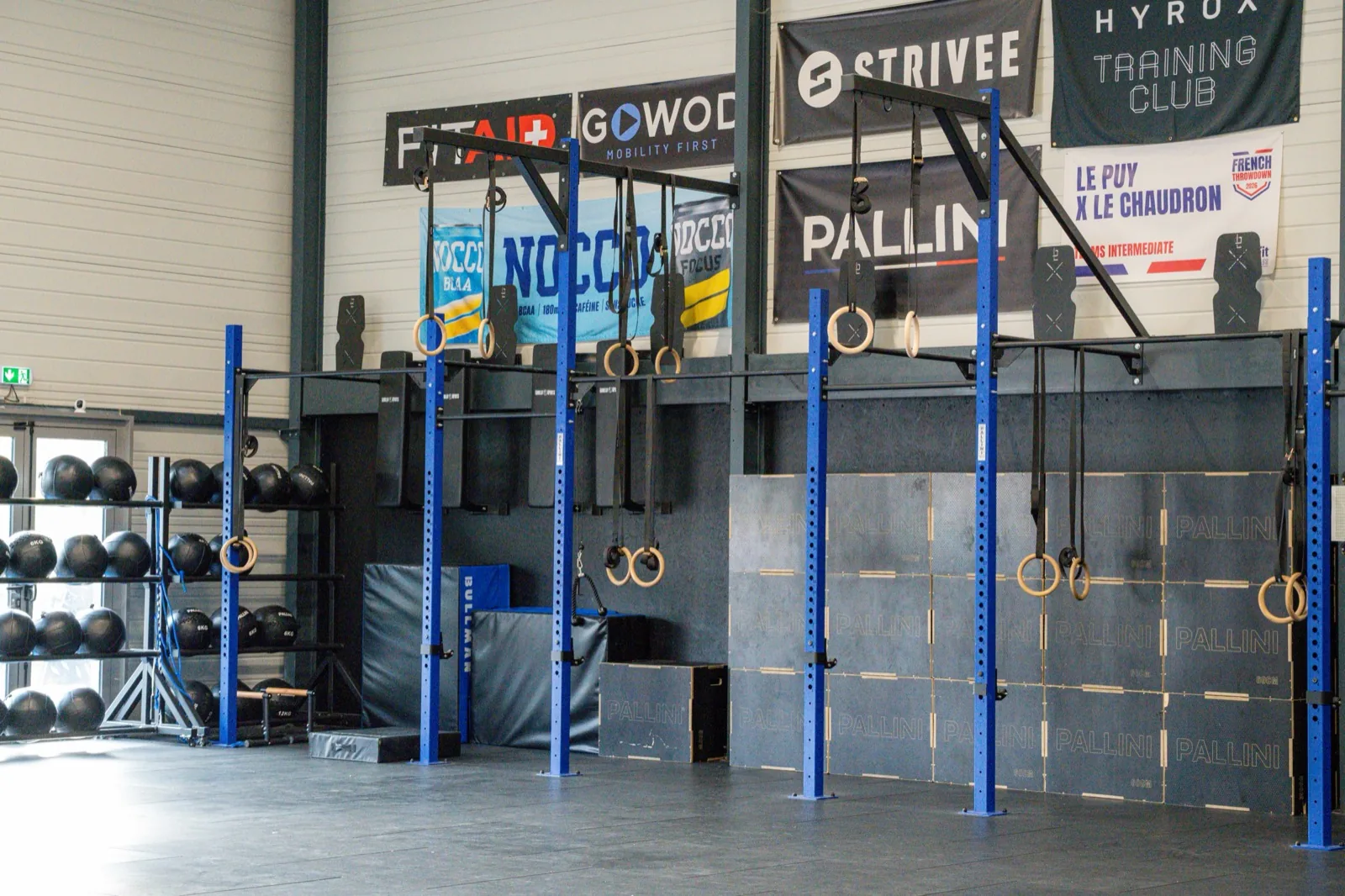 Vue d’ensemble de la box CrossFit Le Puy avec rig, anneaux et matériel d’entraînement