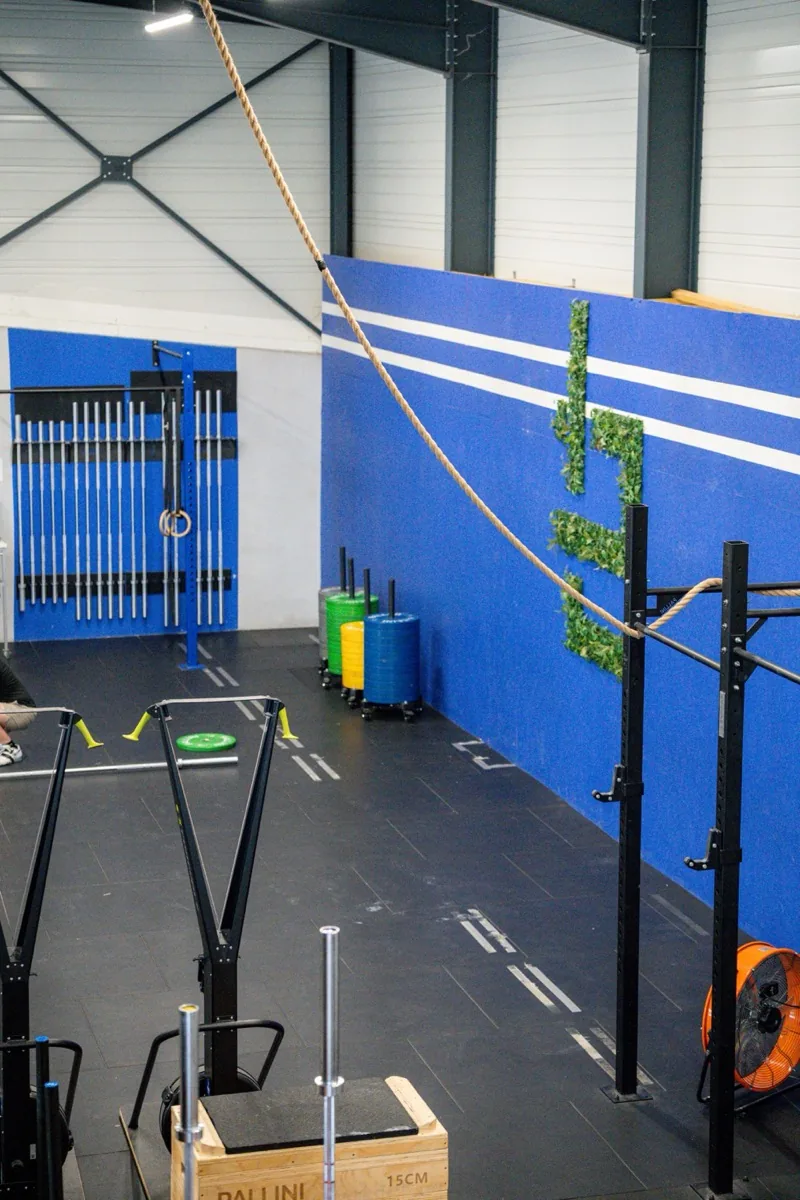 Zone d’entraînement avec corde, sleds et matériel fonctionnel chez CrossFit Le Puy